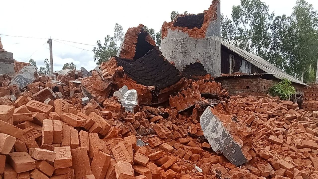 সাঘাটায় অবৈধ ইটভাটার চিমনি গুঁড়িয়ে দিল প্রশাসন
