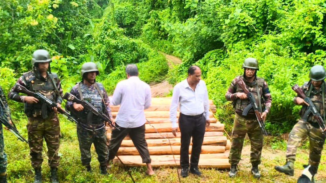 বান্দরবানে ৮ লাখ টাকার অবৈধ সেগুন কাঠ জব্দ