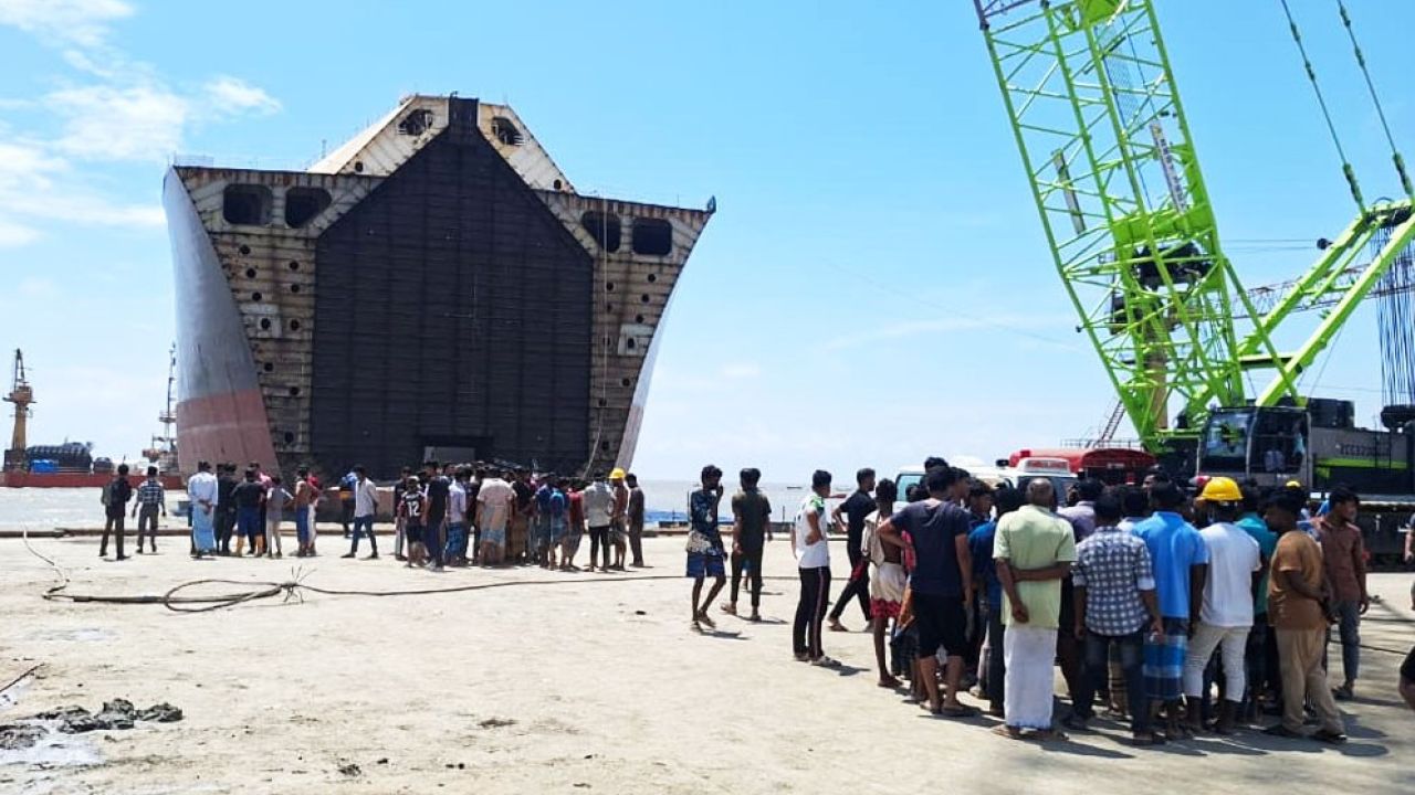 সীতাকুণ্ডে প্রাণহানি ৯: জাহাজ ভাঙা বন্ধ, ইয়ার্ড পরিদর্শন