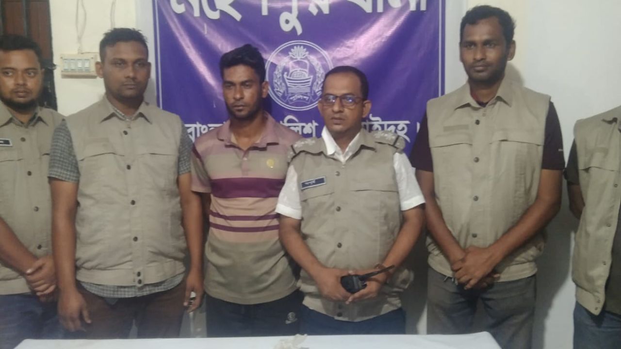 মহেশপুরে পিস্তল-গুলিসহ যুবক গ্রেপ্তার