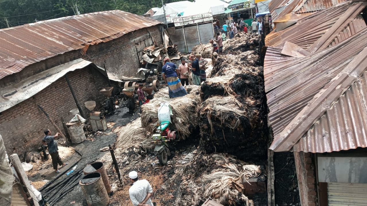 রাজবাড়ীর বহরপুর বাজারে আগুনে ১০ দোকান পুড়ে ছাই