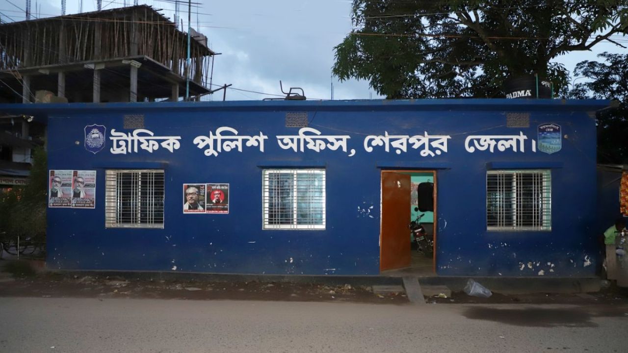 একাধিক গাড়ির নিচে পিষ্ট যুবকের মরদেহ