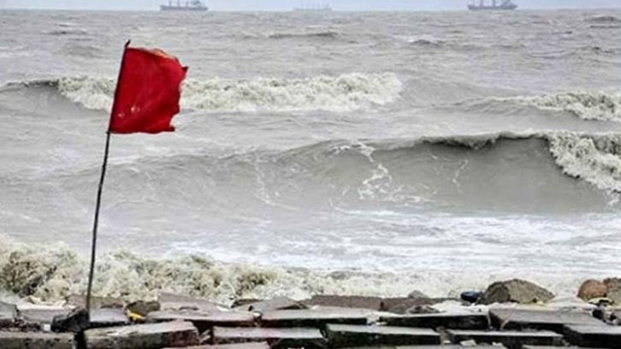 সাগরে মৌসুমি নিম্নচাপ, ৪ বন্দরে সতর্ক সংকেত