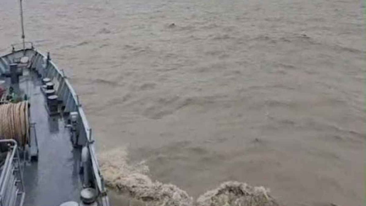 চট্টগ্রাম বন্দরে জাহাজ থেকে পড়ে নাবিক নিখোঁজ