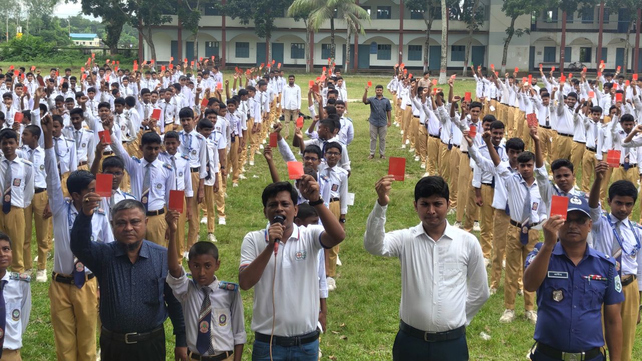 মাদক ও স্মার্টফোন আসক্তিকে ‘লাল কার্ড’ দেখাল শিক্ষার্থীরা