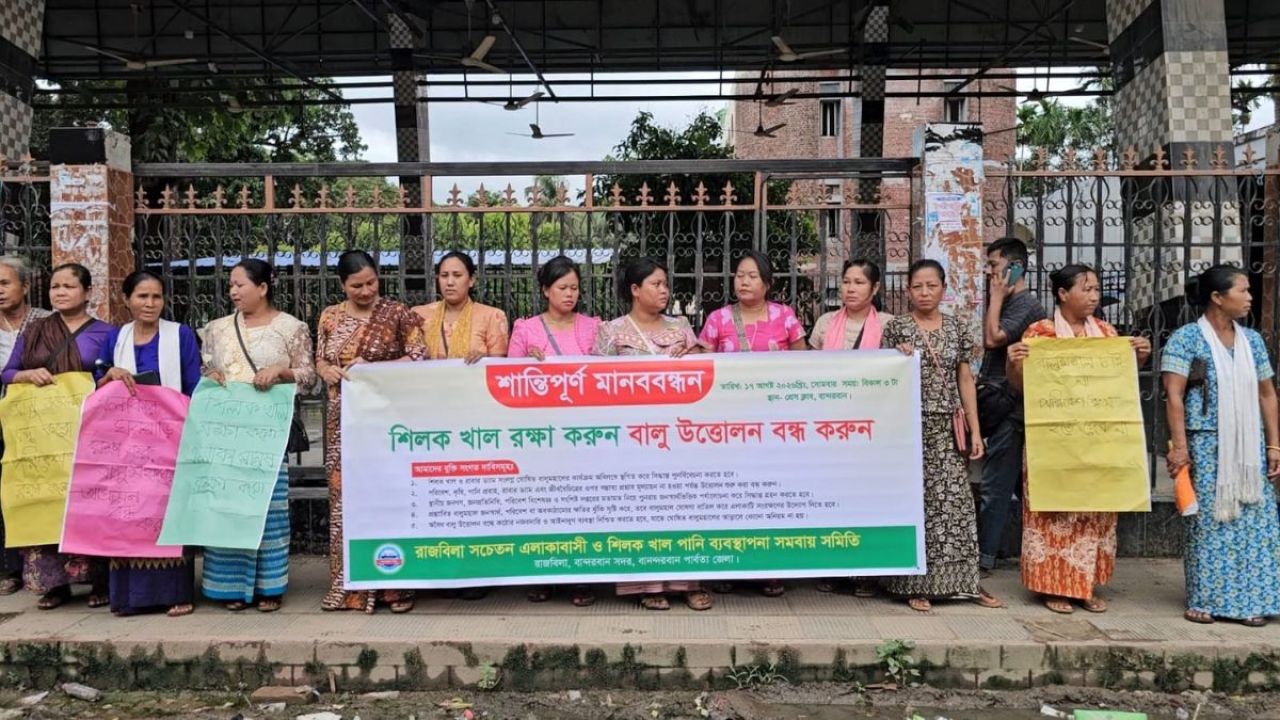 শিলক খাল থেকে বালু উত্তোলন বন্ধের দাবিতে মানববন্ধন