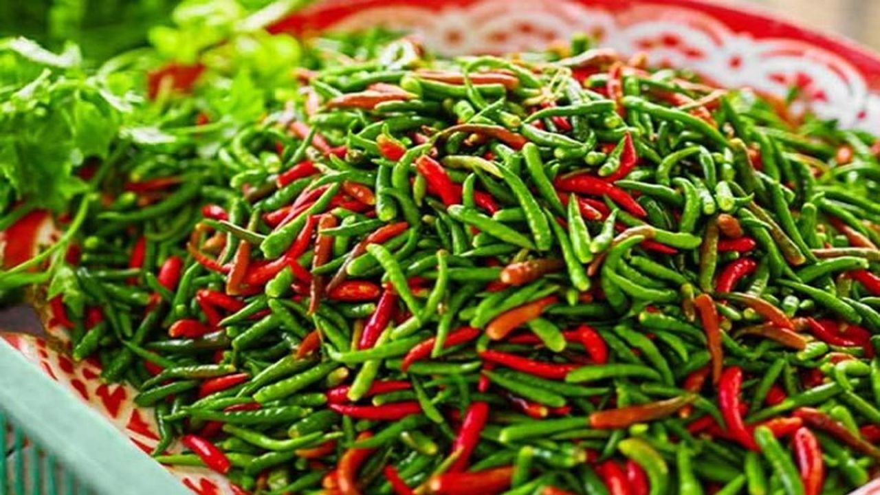 আমদানি বাড়ায় কাঁচা মরিচের দামে বড় ধস