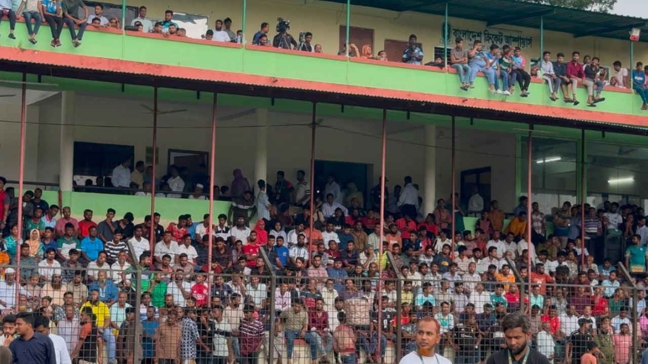 বৃষ্টির দিনেও সাতক্ষীরা স্টেডিয়ামে উপচে পড়া ভিড়