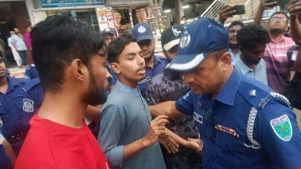 মিছিলের প্রস্তুতিকালে বৈষম্যবিরোধী ছাত্র আন্দোলনের মাহদীসহ আটক ৩