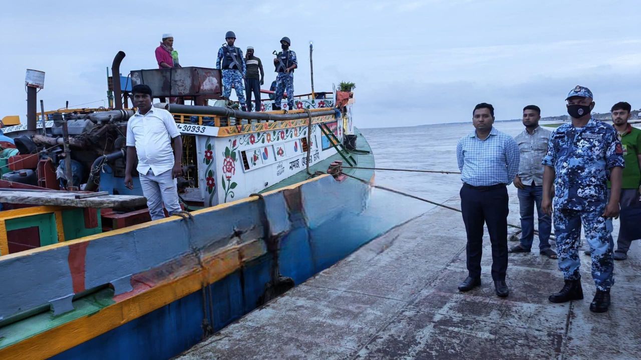 মেঘনায় অবৈধ বালু উত্তোলন, ড্রেজার মালিককে জরিমানা