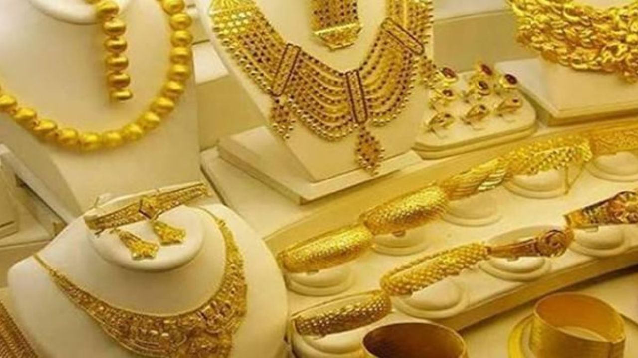 আকাশছোঁয়া স্বর্ণের দাম: ভরি কত জানুন