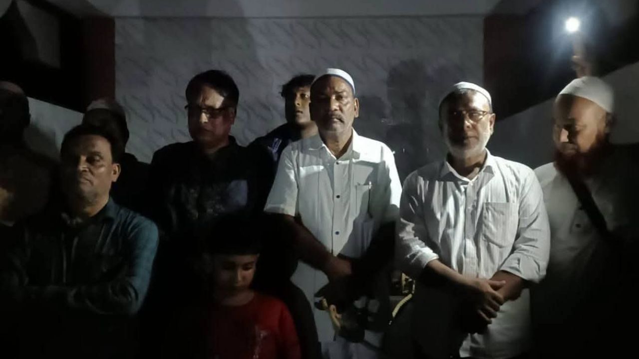 ভাইয়ের জানাজায় এসে ক্ষোভ ঝাড়লেন কারাবন্দী ইউপি চেয়ারম্যান
