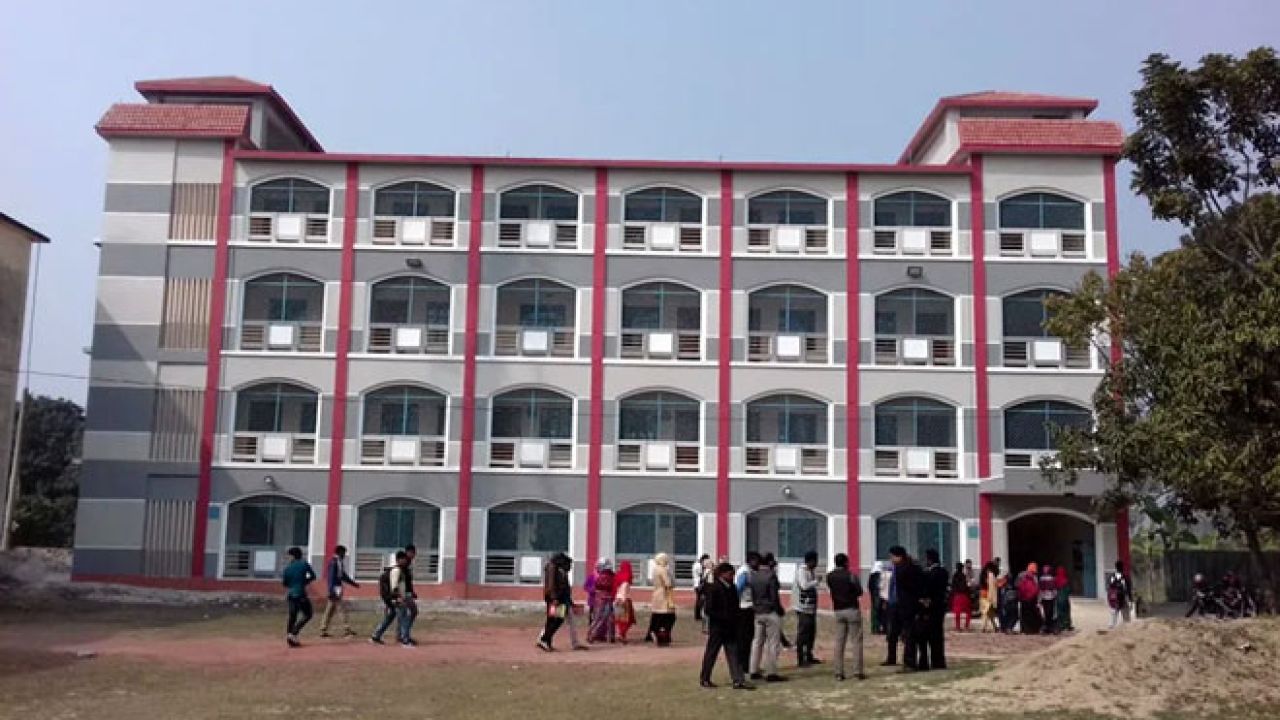 ফেসবুকে পোস্টের জেরে রাজশাহীতে কলেজশিক্ষক বরখাস্ত