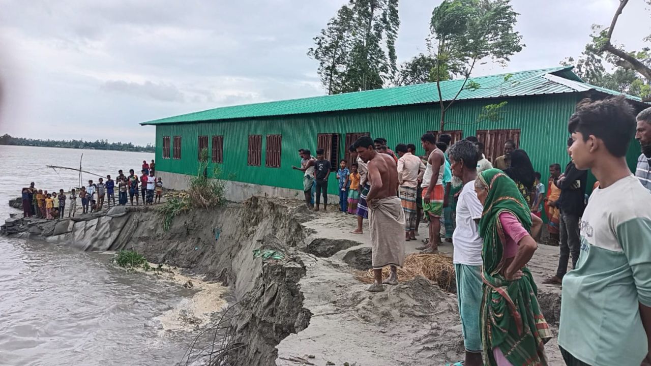 তিস্তার গর্ভে ‘ভোরের পাখি’