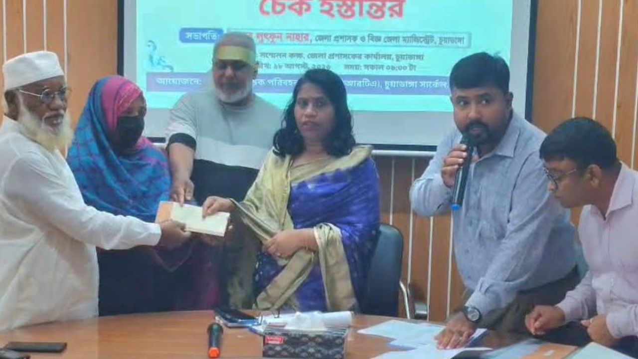 সড়ক দুর্ঘটনায় ক্ষতিগ্রস্ত ২০ পরিবার পেল ৮২ লাখ টাকা