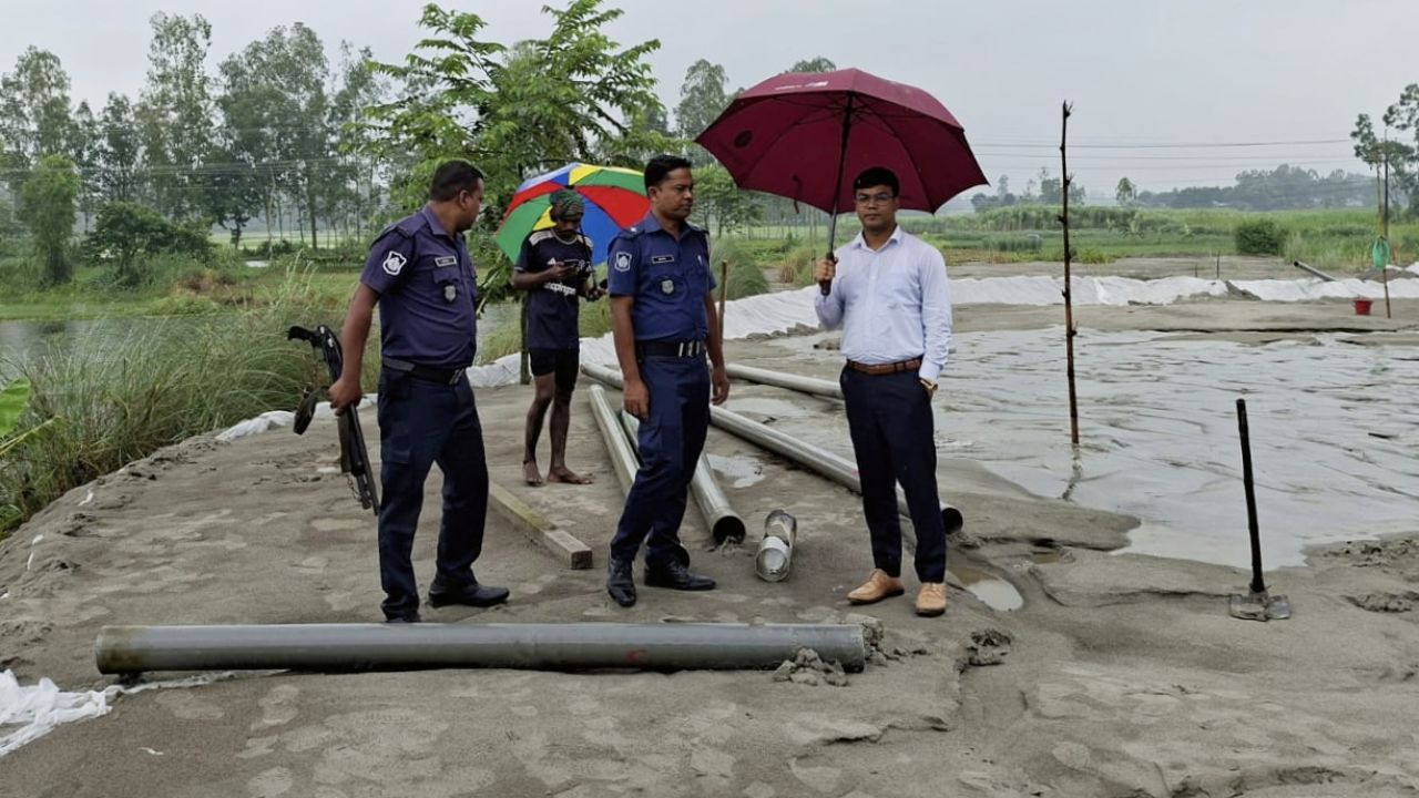 দৌলতপুরে অবৈধ ড্রেজারে পাইপ ধ্বংস, জরিমানা