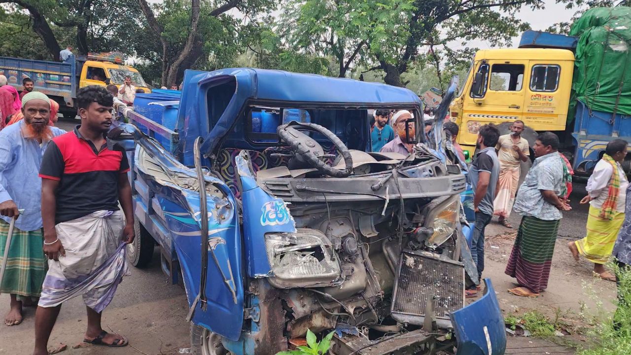 সিরাজগঞ্জে ট্রাক-পিকআপ সংঘর্ষে নিহত ২, মহাসড়ক অবরোধ