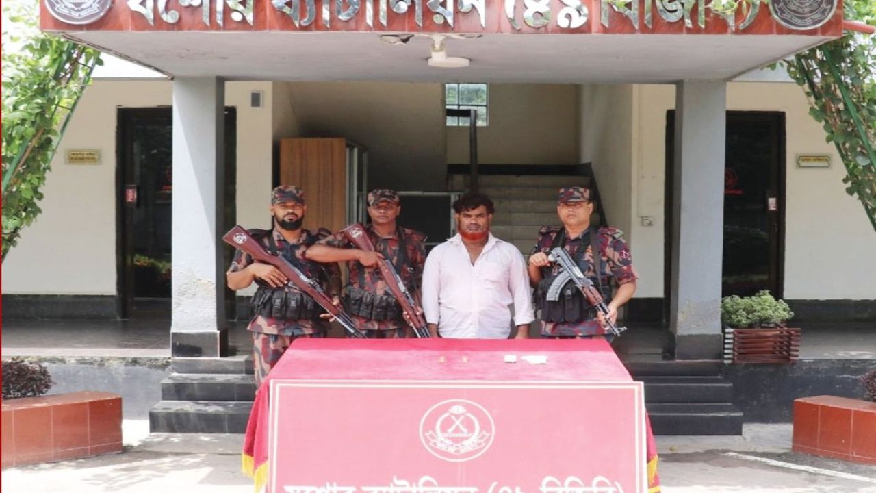 যশোরে মহাসড়কে ধরা পড়ল বিশাল স্বর্ণের চালান