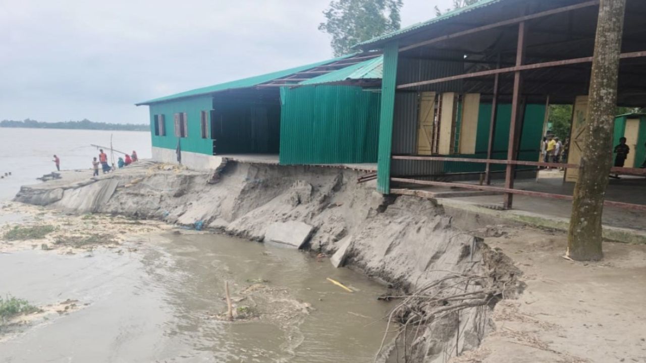 ‘স্কুল ঘর তো নদীত চলি গেল আমরা ক্লাস করব কই’