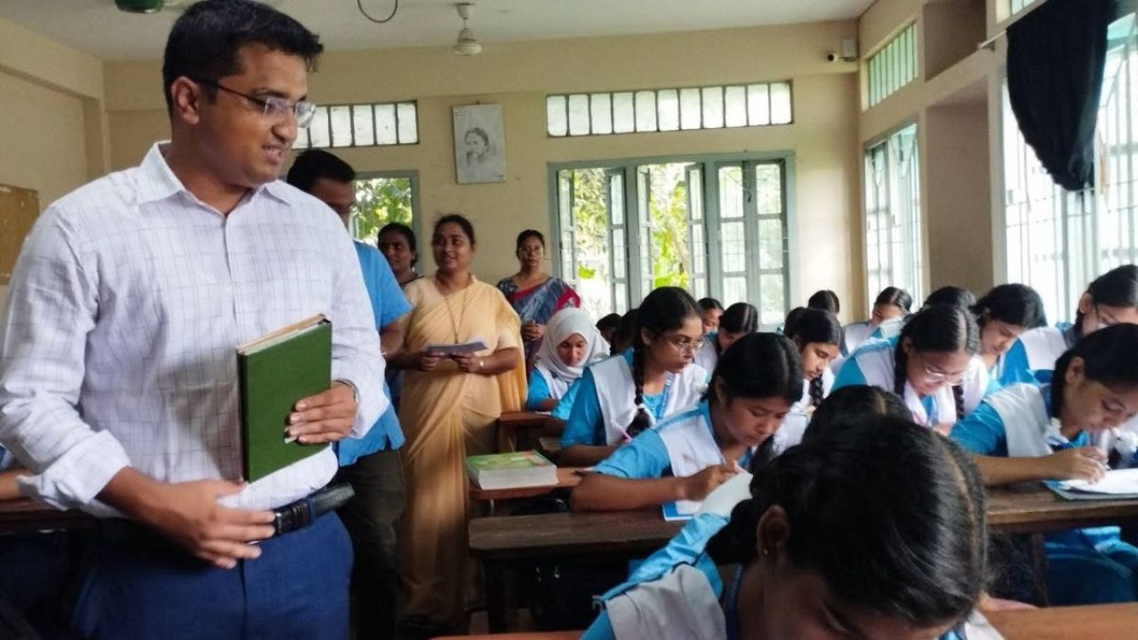 মোবাইল ছেড়ে বই পড়া উৎসবে ২৫ হাজার শিক্ষার্থী
