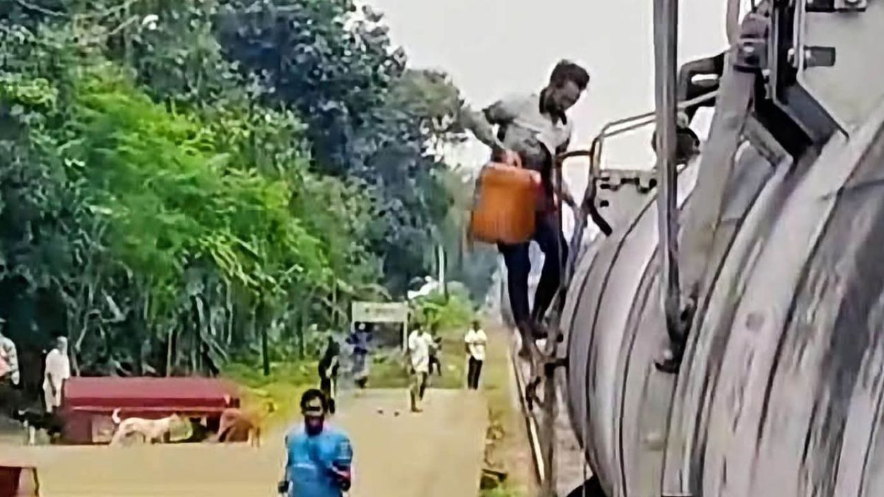 চলন্ত ট্রেন থেকে তেল চুরির মহোৎসব!