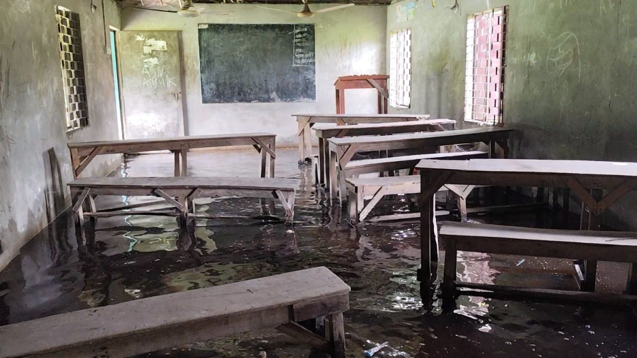 অটো রাইস মিলের বর্জ্যে ডুবছে স্কুলমাঠ