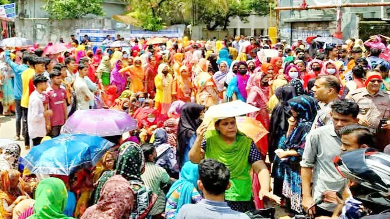 বেতনের দাবিতে পোশাক শ্রমিকদের সড়ক অবরোধ