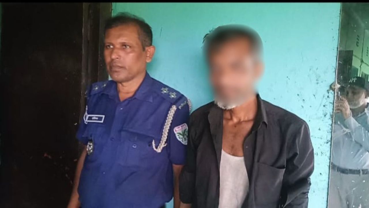 ছাতার ভেতর ইয়াবা রেখে বিক্রির সময় কারবারি আটক