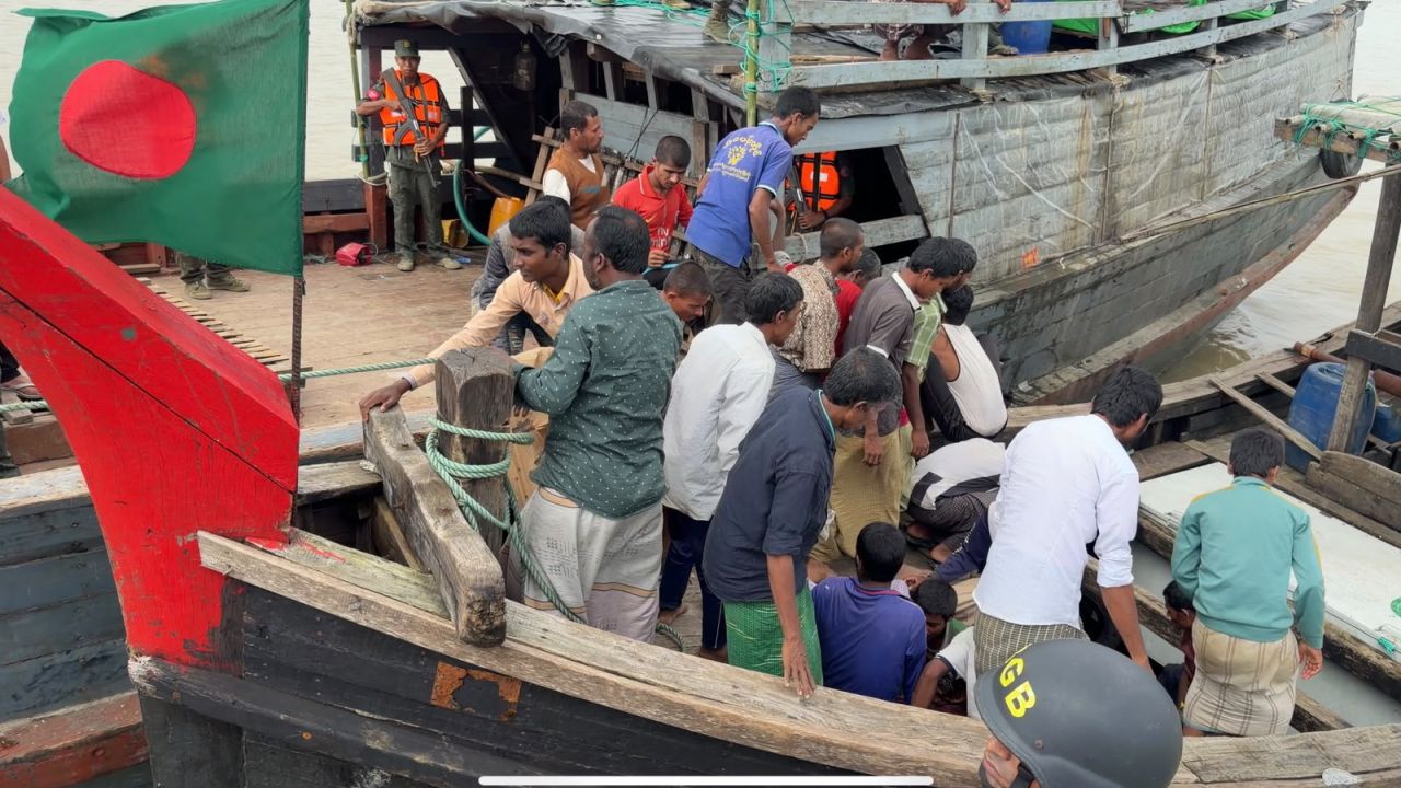 আরাকান আর্মির হেফাজত থেকে ফিরলেন ১৮ বাংলাদেশি ও ৬ রোহিঙ্গা