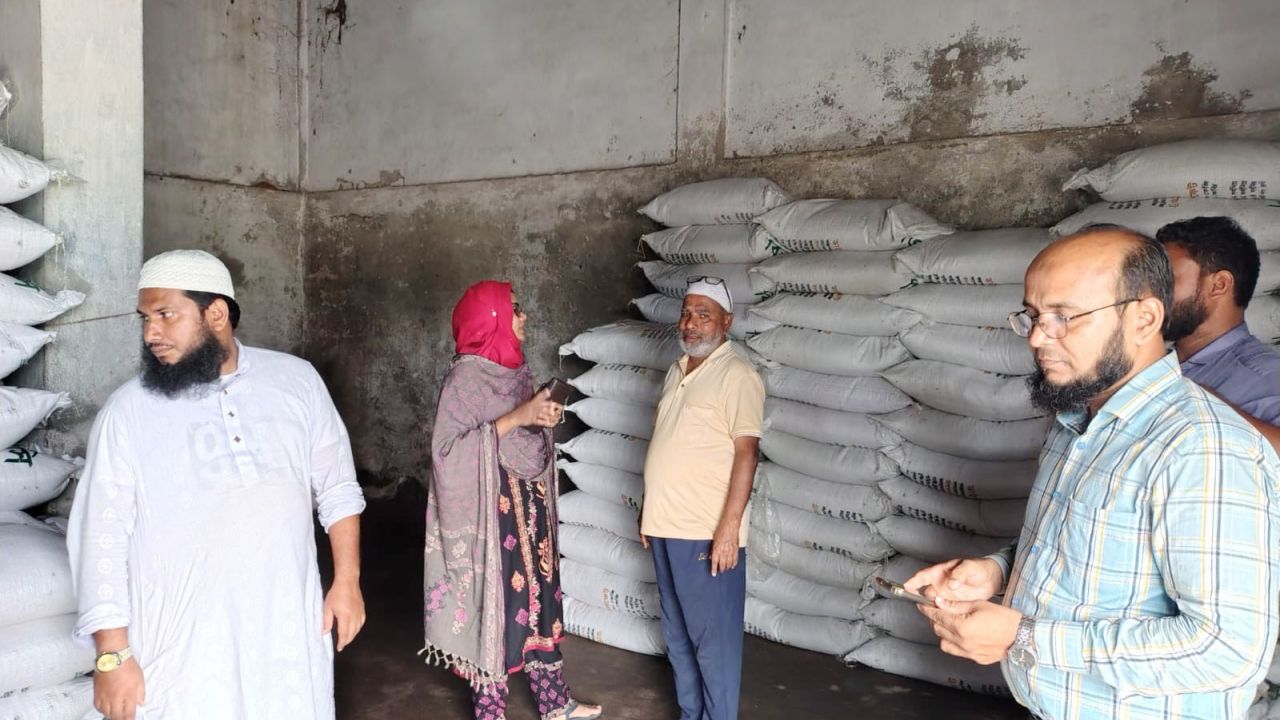 সারের দাম বেশি নেওয়ায় দুই ব্যবসায়ীকে জরিমানা