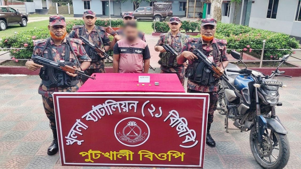 বেনাপোলে স্বর্ণের বারসহ পাচারকারী আটক