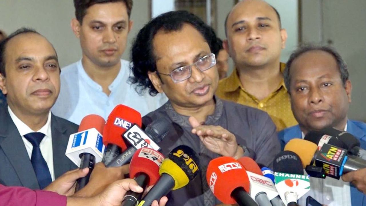 মিথ্যা অপপ্রচারের বিরুদ্ধে আইনি ব্যবস্থা নেওয়ার হুঁশিয়ারি তথ্য উপদেষ্টার