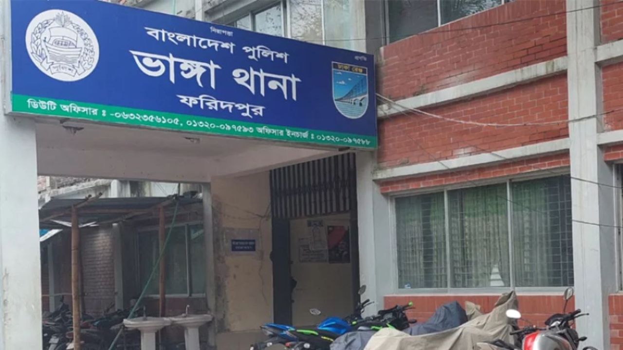 এক্সপ্রেসওয়েতে মোটরসাইকেলের ধাক্কায় চালক ও পথচারী নিহত 