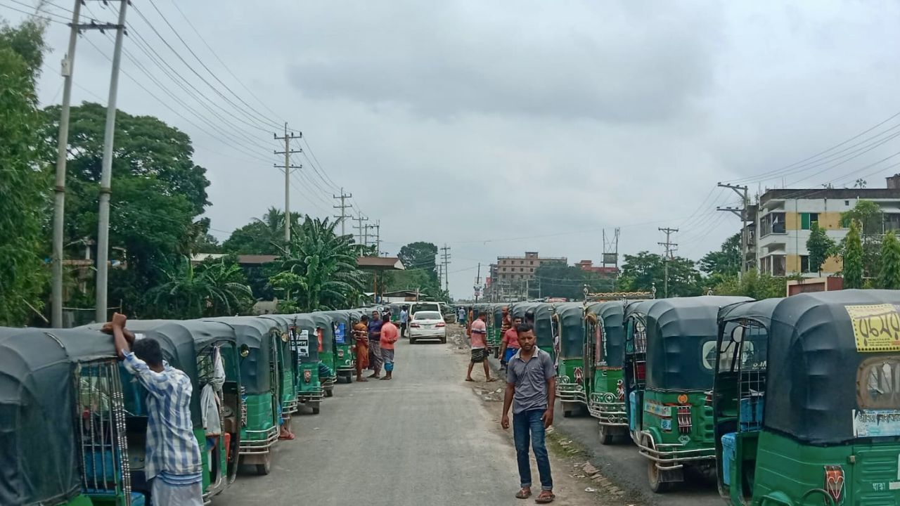 তীব্র গ্যাস সংকট, ভোগান্তিতে চালক ও যাত্রীরা