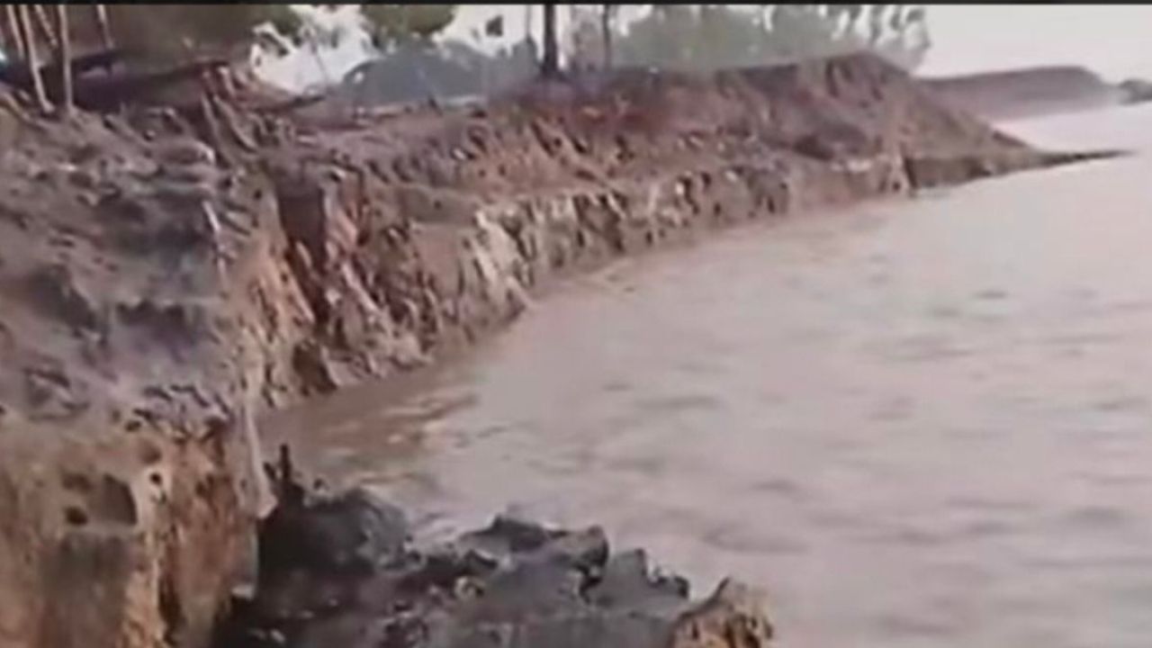 সাতক্ষীরায় ৪০ পয়েন্টে বেড়িবাঁধ ঝুঁকিপূর্ণ, আতঙ্কে উপকূলবাসী