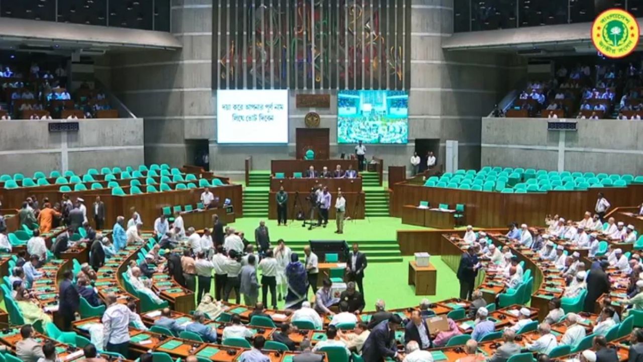 ৩৫ বছর পর ভোট : নতুন রাষ্ট্রপতি নির্বাচনে ভোটগ্রহণ চলছে