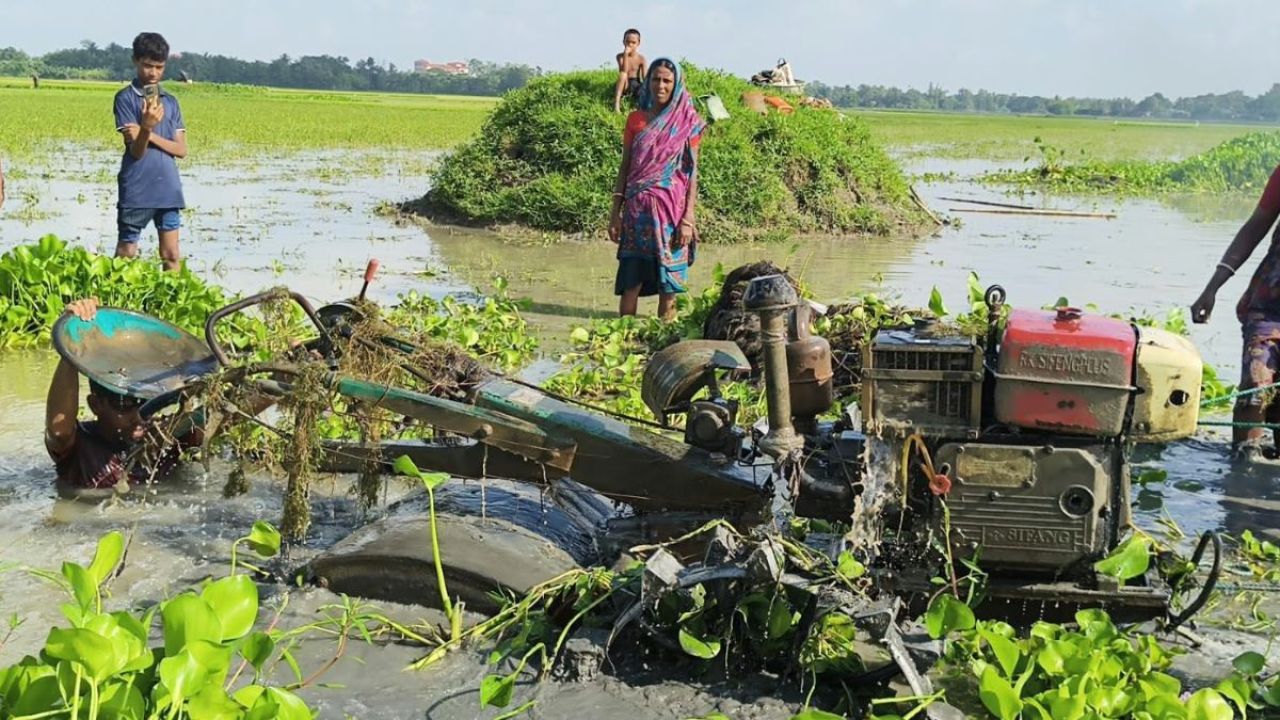কৃষকের দুটি পাওয়ার ট্রিলার পুকুরে ফেলে দেওয়ার অভিযোগ