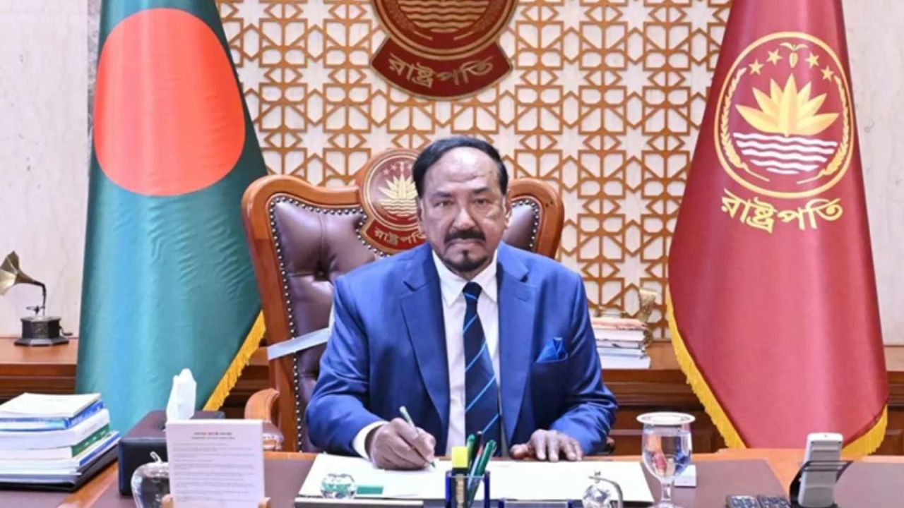 বঙ্গভবন থেকে বিদায় নিলেন অস্থায়ী রাষ্ট্রপতি হাফিজ উদ্দিন আহমদ