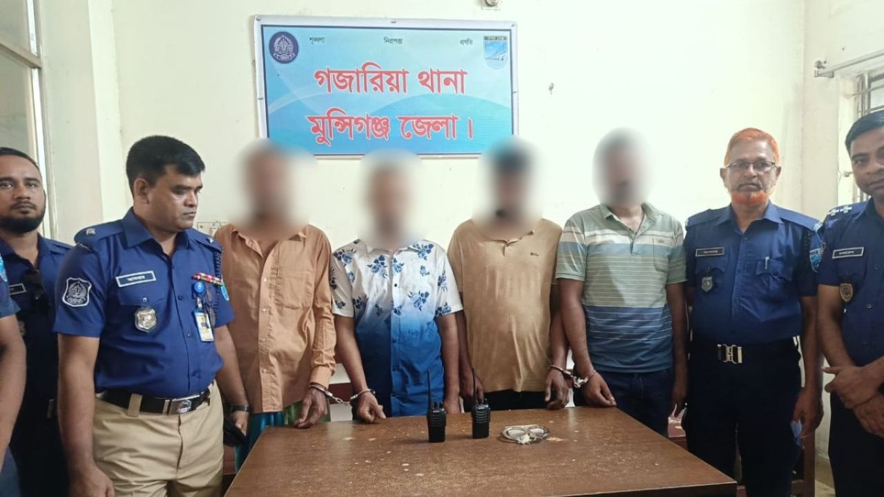 ‘ভুয়া পুলিশ’ সেজে অটোরিকশা চুরি, গ্রেপ্তার ৪