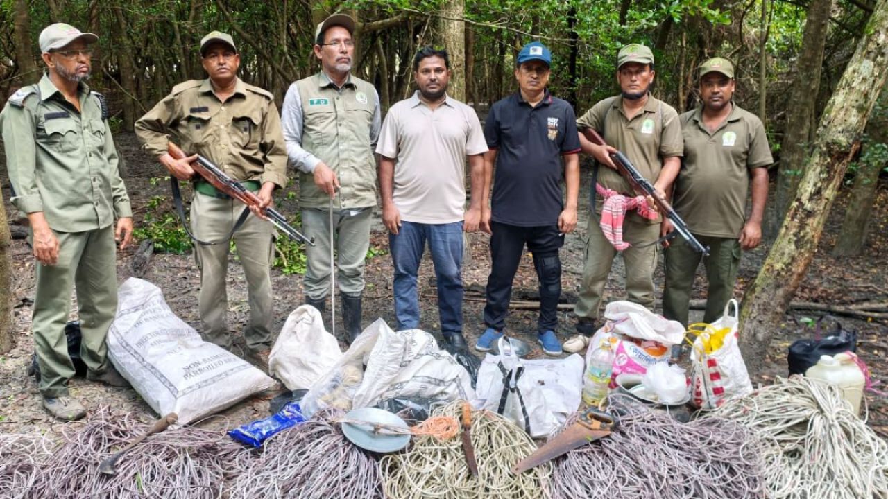 ভাতের থালা ফেলে পালালো হরিণ শিকারিরা