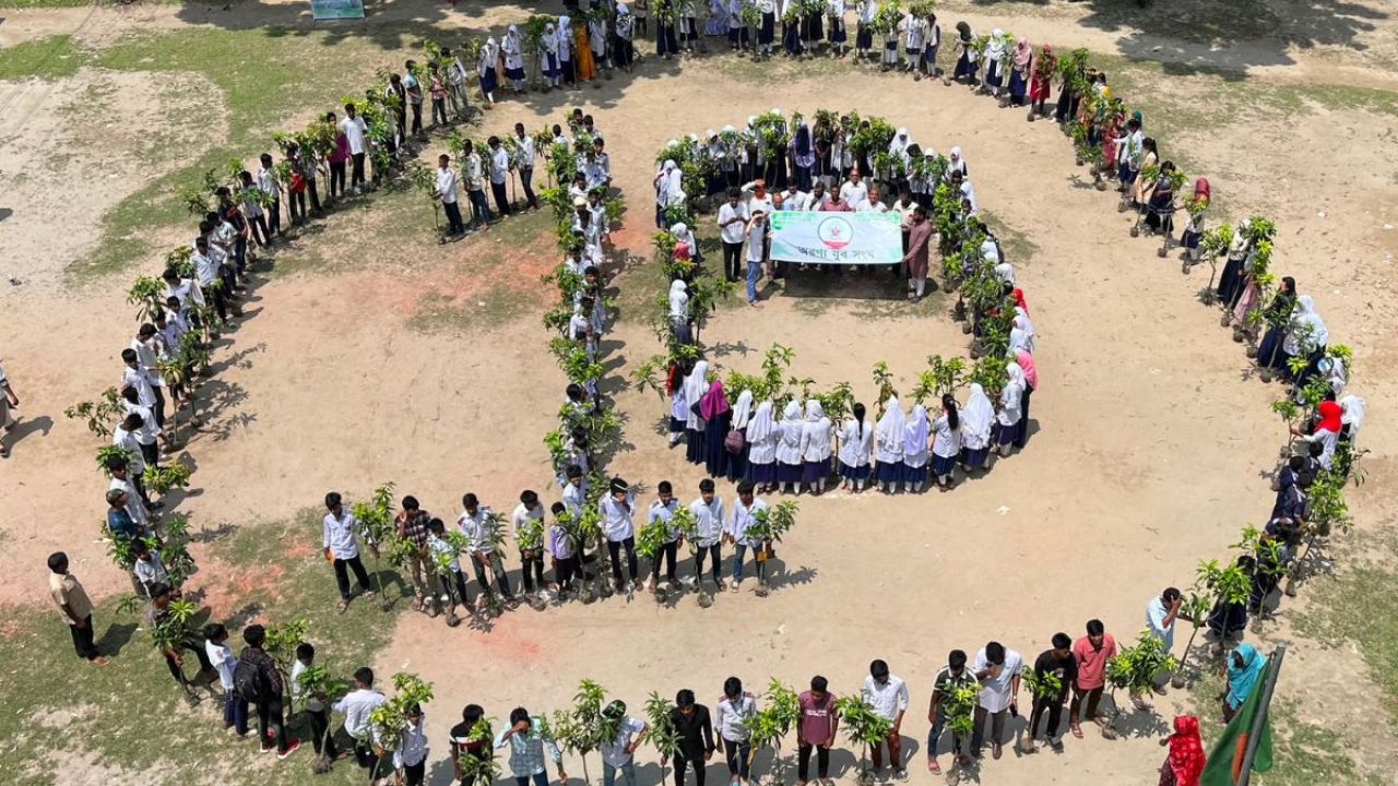 সবুজ উৎসব : ৪ শতাধিক শিক্ষার্থীর হাতে গাছের চারা