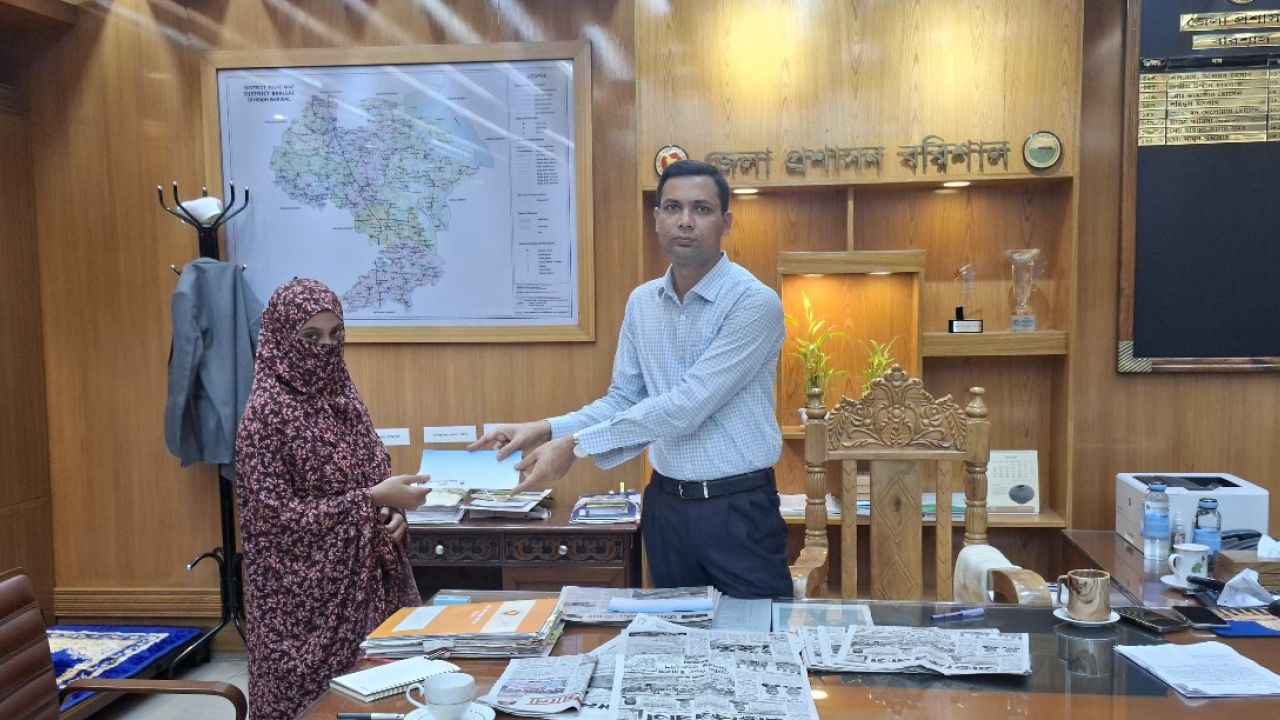 লঞ্চ দুর্ঘটনায় আহতের পাশে বরিশালের ডিসি 