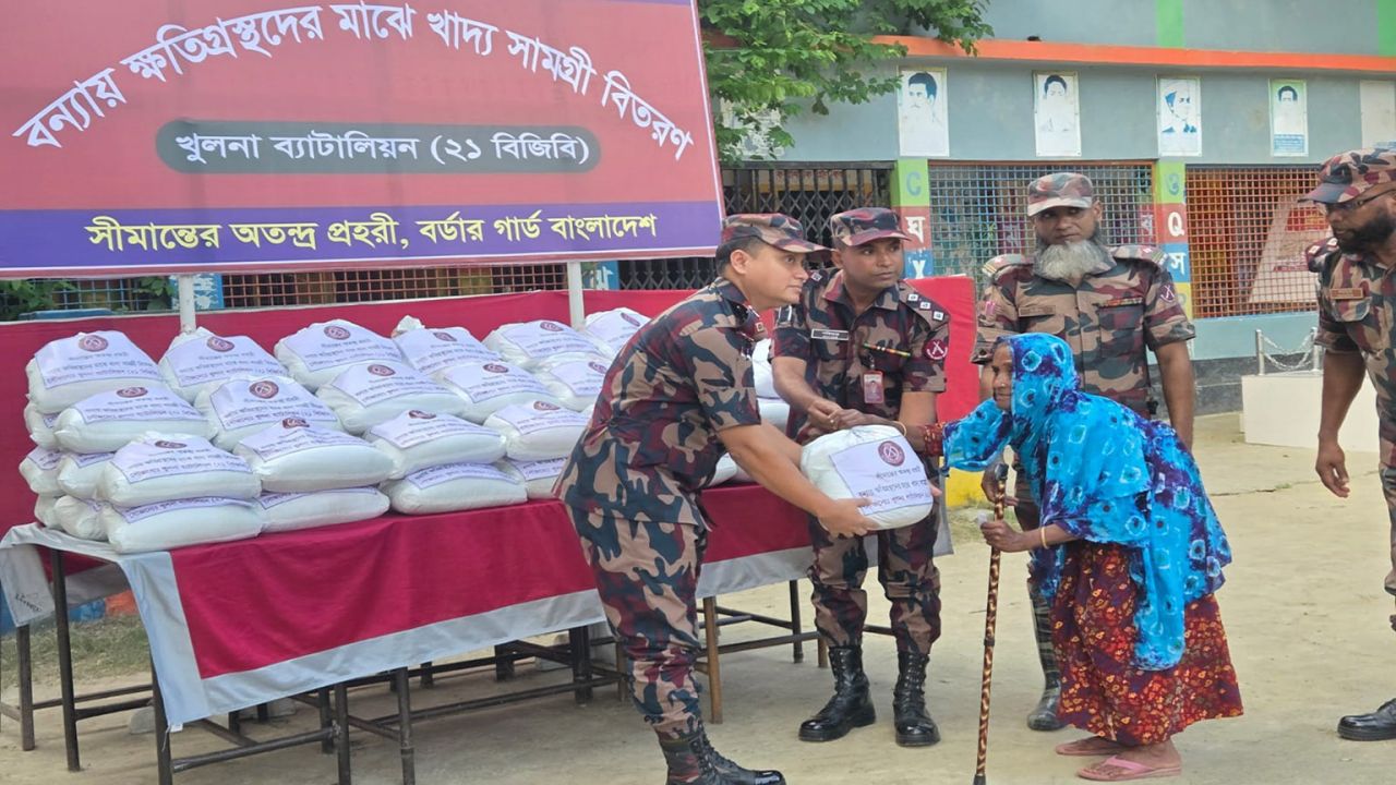 বেনাপোলে বন্যাদুর্গতদের পাশে বিজিবি
