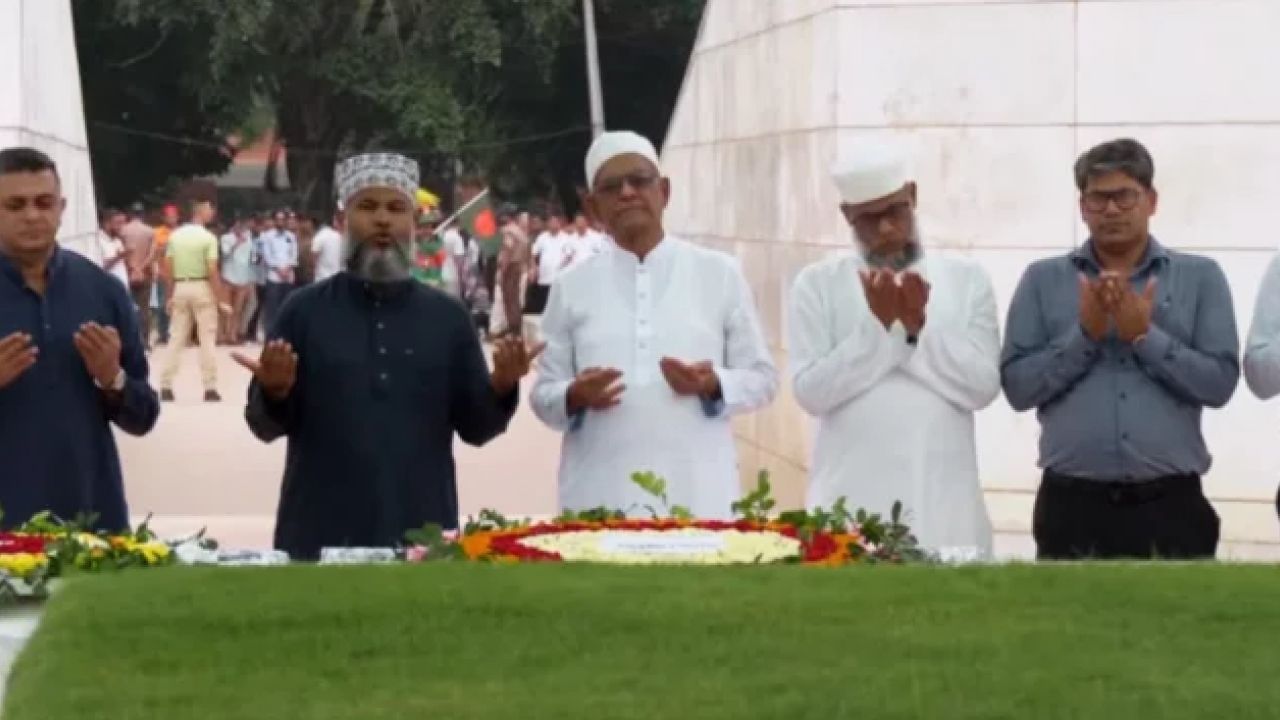 সাবেক রাষ্ট্রপতি ও প্রধানমন্ত্রীর সমাধিতে নবনির্বাচিত রাষ্ট্রপতির শ্রদ্ধা