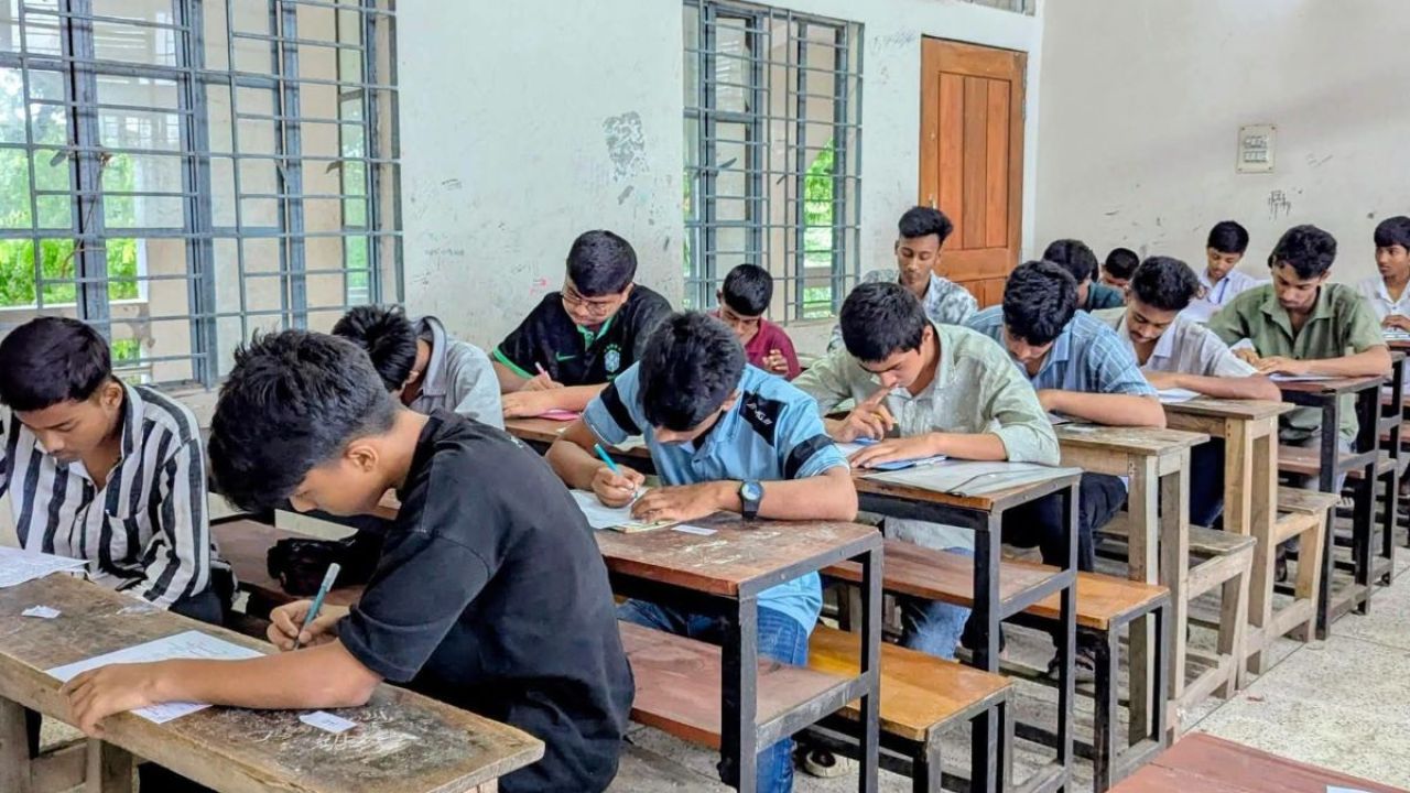 কেন্দুয়া-আটপাড়ায় প্রথমবারের মতো ‘ইংলিশ এক্সিলেন্স প্রোগ্রাম’ অনুষ্ঠিত