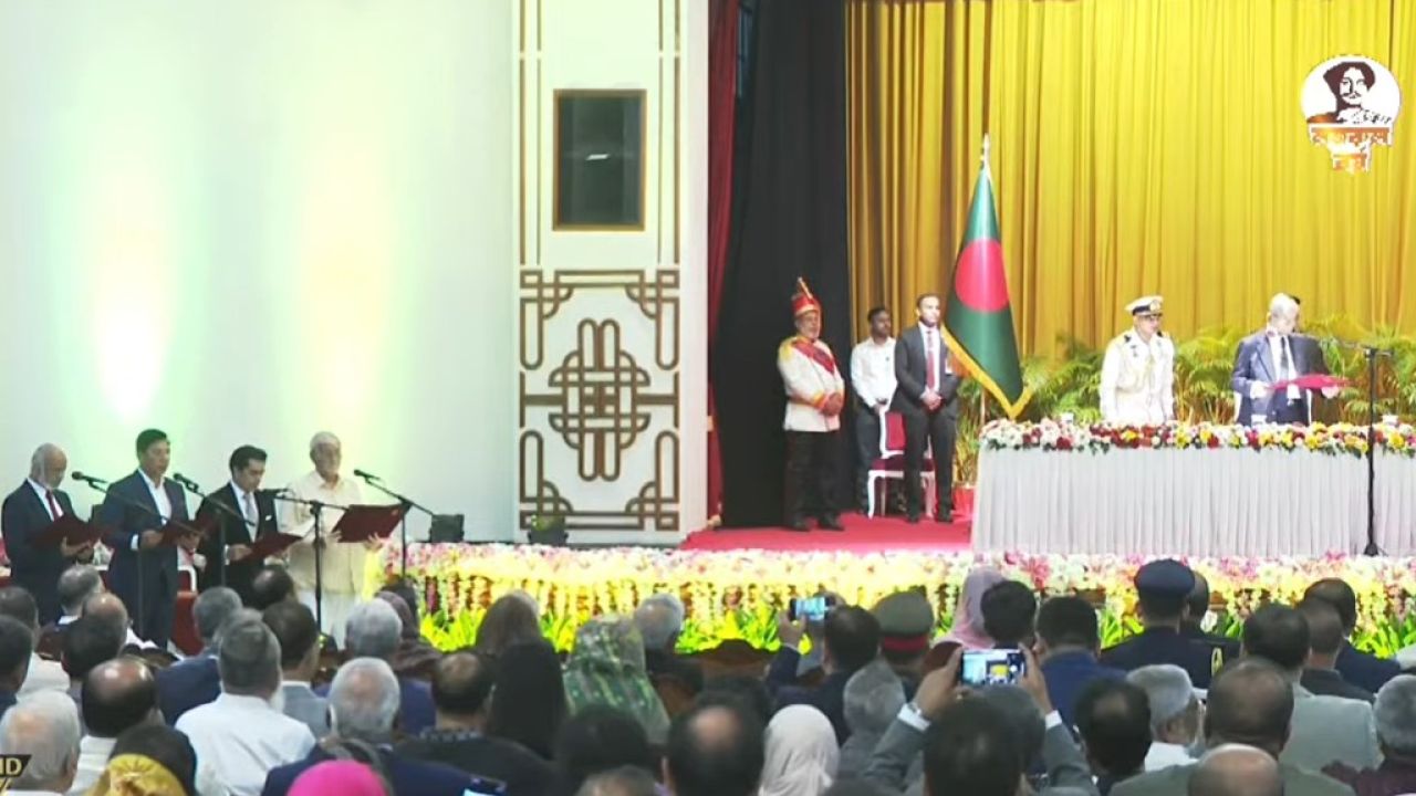 মন্ত্রী-প্রতিমন্ত্রীদের শপথ পড়ালেন নতুন রাষ্ট্রপতি