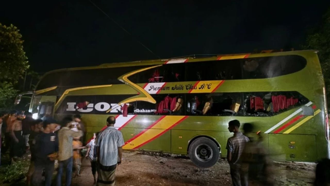 কক্সবাজারে চলন্ত এসি বাসে আগুন, কাচ ভেঙে বাঁচলেন যাত্রীরা 