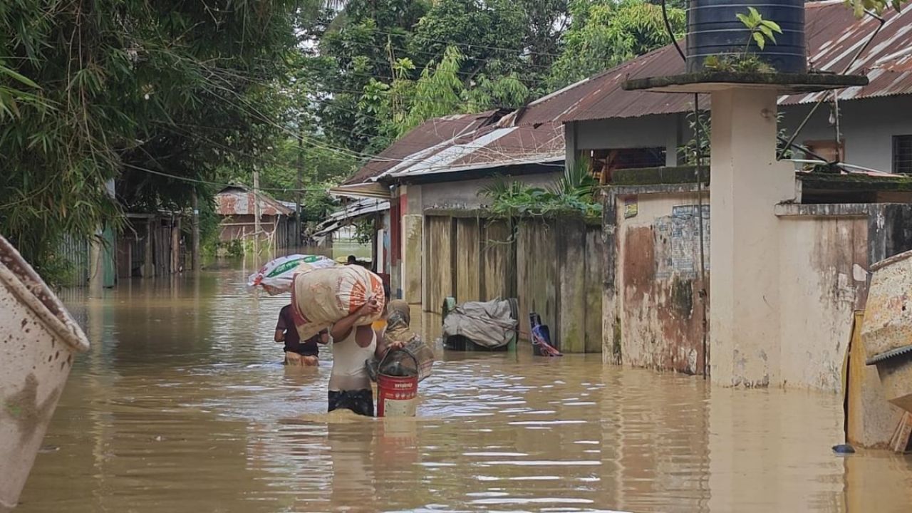 মেঘ বিস্ফোরণে বন্যা, তলিয়ে গেছে নিচু এলাকা
