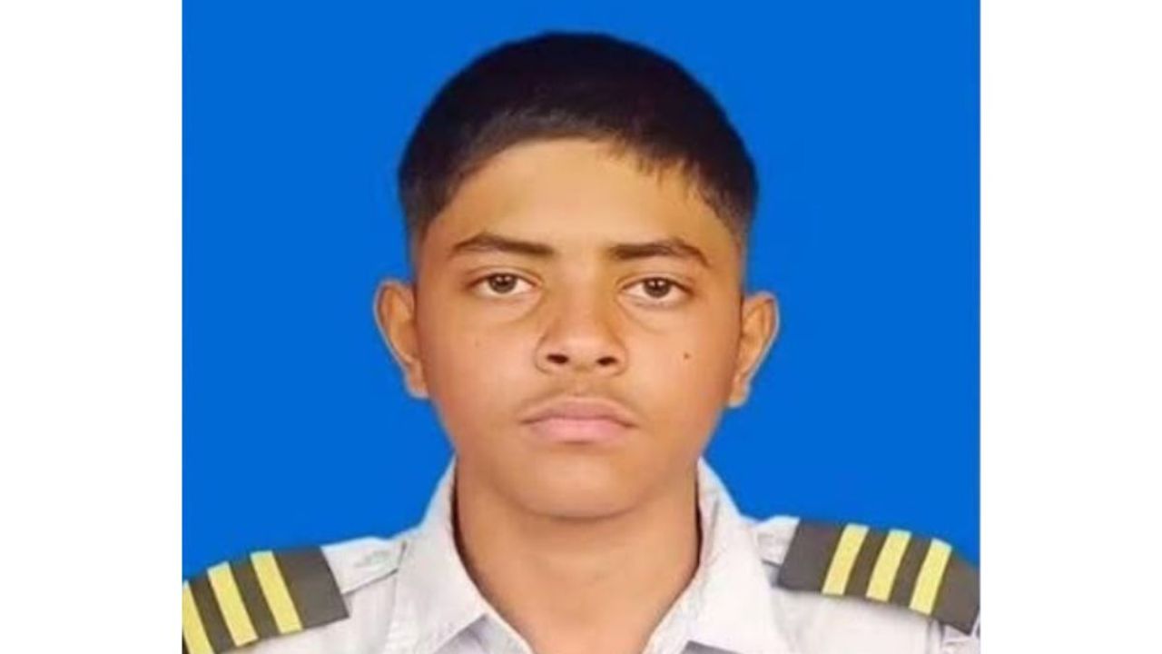 রক্তমাখা জামা ছাদে, কিশোর মিলল বিমানবন্দরে!