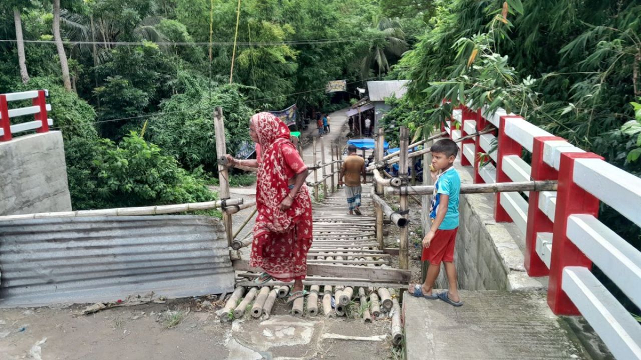 সেতু আছে কিন্তু পথ নেই–১২ কোটির এক রসিকতা